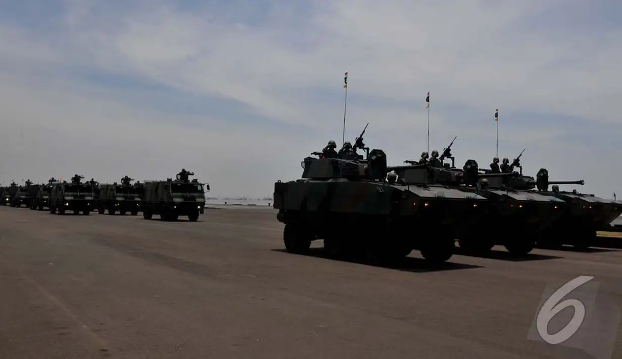 Ratusan mobil tempur ikut meramaikan HUT TNI ke-69, Surabaya, Selasa (07/10/2014) (Liputan6.com/Johan Tallo)