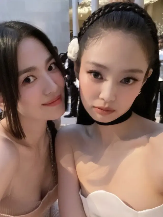 Gaya 2 Superstar Korea Selatan di Met Gala 2023, Song Hye Kyo dan Jennie Blackpink