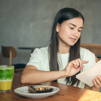 Makan malam yang bergizi bisa membantu untuk memulihkan energi kembali setelah seharian beraktivitas. (Foto/dok: Freepik/pvproductions)