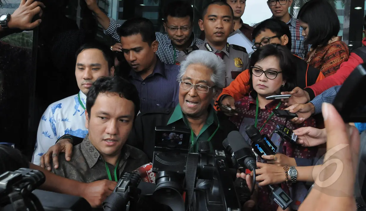 Pengacara Adnan Buyung Nasution memberikan keterangan usai bertemu kliennya, terpidana korupsi kasus hambalang Anas Urbaningrum di Gedung KPK, Jakarta, Jumat (6/3/2015). (Liputan6.com/Herman Zakharia)