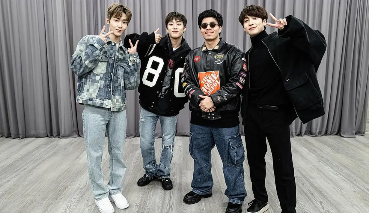 Dalam potret yang diunggah Atta pada Rabu, 3 Januari kemarin, ayah dua anak itu tampil dengan jaket hitam yang dipadu dengan baggy jeans. Tidak lupa, ia juga mengenakan kacamata hitam bulat saat berpose keren di antara tiga member The Boyz. (Liputan6.com/IG/@attahalilintar)
