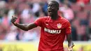 Serhou Guirassy, striker Guinea berusia 27 tahun yang kini tengah menjalani musim pertama bersama VfB Stuttgart di Bundesliga total telah mencetak 19 gol dan 2 assist dari 16 laga di semua ajang. Dengan klausul penebusan yang hanya 15 juta pound sterling, Manchester United harus bersaing dengan Tottenham Hotspur untuk mendatangkannya pada bursa transfer Januari 2024. (AFP/Ina Fassbender)