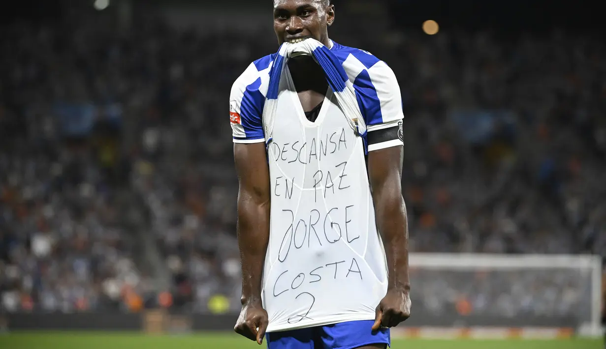 Pemain FC Porto, Samuel Omorodion melakukan selebrasi dengan menunjukkan kaus untuk menghormati mendiang Jorge Costa setelah mencetak gol ke gawang Vitoria Guimaraes dalam laga Liga Portugal 2025/2026 di Estadio Do Dragao, Porto, Portugal, Senin (11/08/2025) waktu setempat. (AFP/Miguel Riopa)