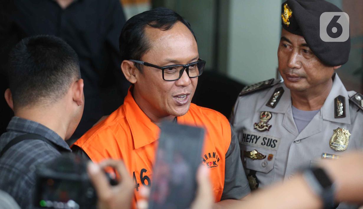 Bupati Lampung Tengah, Ardito Wijaya berjalan menuju mobil tahanan usai dihadirkan pada rilis penetapan status tersangka sekaligus penahanan di Gedung Merah Putih Komisi Pemberantasan Korupsi (KPK), Jakarta, Kamis (11/12/2025). (Liputan6.com/Helmi Fithriansyah)