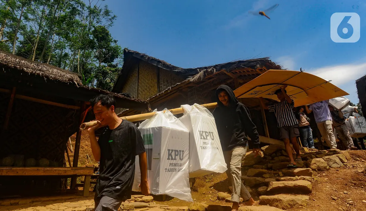 Mereka berjalan kaki hingga sejauh sekitar 5 km untuk mendistribusikan kotak suara pada sejumlah TPS yang berjumlah 26. (merdeka.com/Arie Basuki)