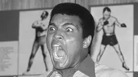 Muhammad Ali melancarkan perang urat syaraf jelang pertarungannya melawan George Foreman di Stade du 20 Mai, Zaire (kini Republik Kongo) pada 30 Oktober 1974. (dailymail.co.uk)
