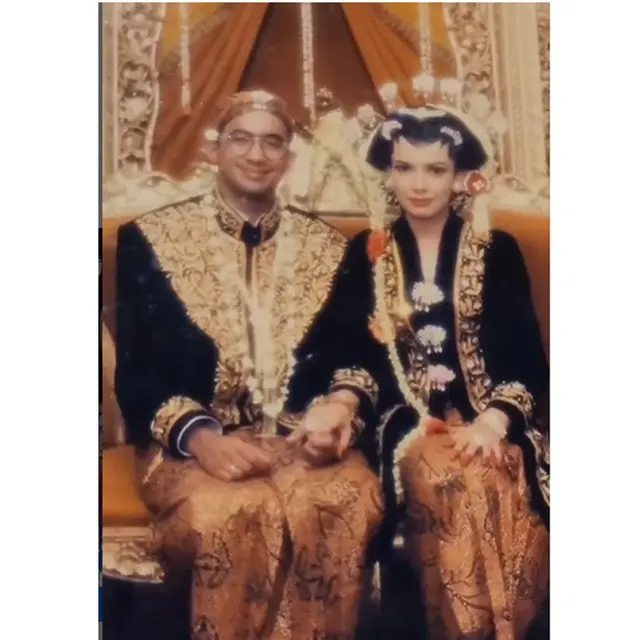 6 Potret Lawas Pernikahan Najwa Shihab dan Suami, 25 Tahun Bersama