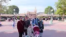 Pada hari kedua di Hongkong, rombongan keluarga kecil itu menyambangi• Hong Kong Disneyland. Beberapa potret keceriaan begitu terlihat. (Instagram/ussypratama)