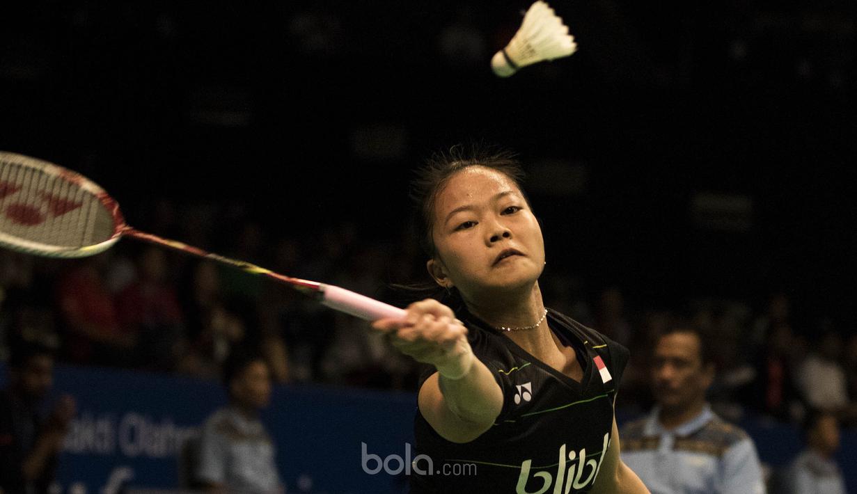 Tunggal putri Indonesia, Fitriani, berusaha mengembalikan kok saat melawan tunggal Korsel, Sung Ji Hyun, pada laga BCA Indonesia Open di JCC, Jakarta, Kamis (15/6/2017). Fitriani kalah 10-21, 10-21. (Bola.com/Vitalis Yogi Trisna)