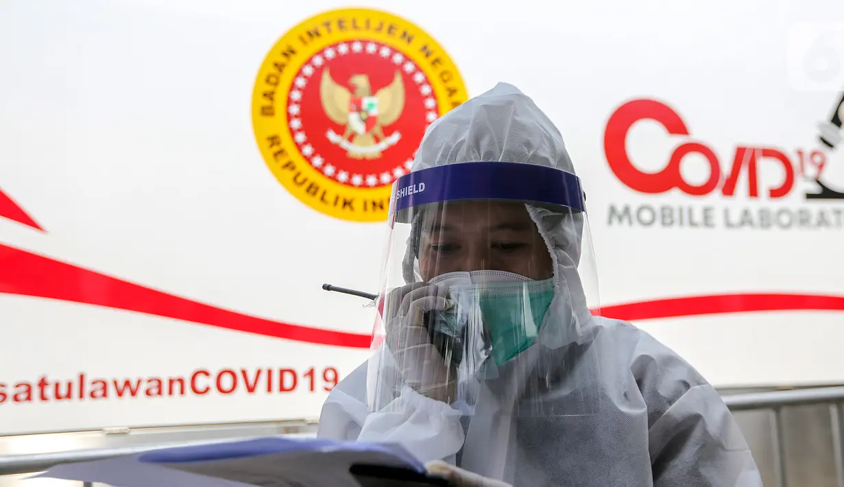 Tenaga medis berkoordinasi saat rapid test massal di Kantor Kelurahan Pondok Betung, Tangerang Selatan, Kamis (14/5/2020). Rapid test massal yang digelar BIN dengan menjemput bola untuk memastikan positif atau tidaknya warga terjangkit Covid-19. (Liputan6.com/Fery Pradolo)
