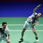 Ganda putra Indonesia Fajar Alfian (kiri) / Muhammad Rian Ardianto (kanan) saat bertanding menghadapi Hendra Setiawan / Mohammad Ahsan pada semifinal Kejuaraan Dunia Bulu Tangkis 2019 di St Jakobshalle, Basel, Swiss, Sabtu (24/8/2019). Hendra / Ahsan melaju ke final. (FABRICE COFFRINI/AFP)