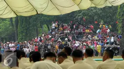 Antusias Warga menyaksikan hari HUT Kopassus ke-64 di Makopassus, Jakarta, Sabtu (16/4). HUT Kopassus dihadiri Menkopolhukam luhut Binsar Pandjaitan dan Panglima TNI Gatot N. (Liputan6.com/Helmi Afandi)
