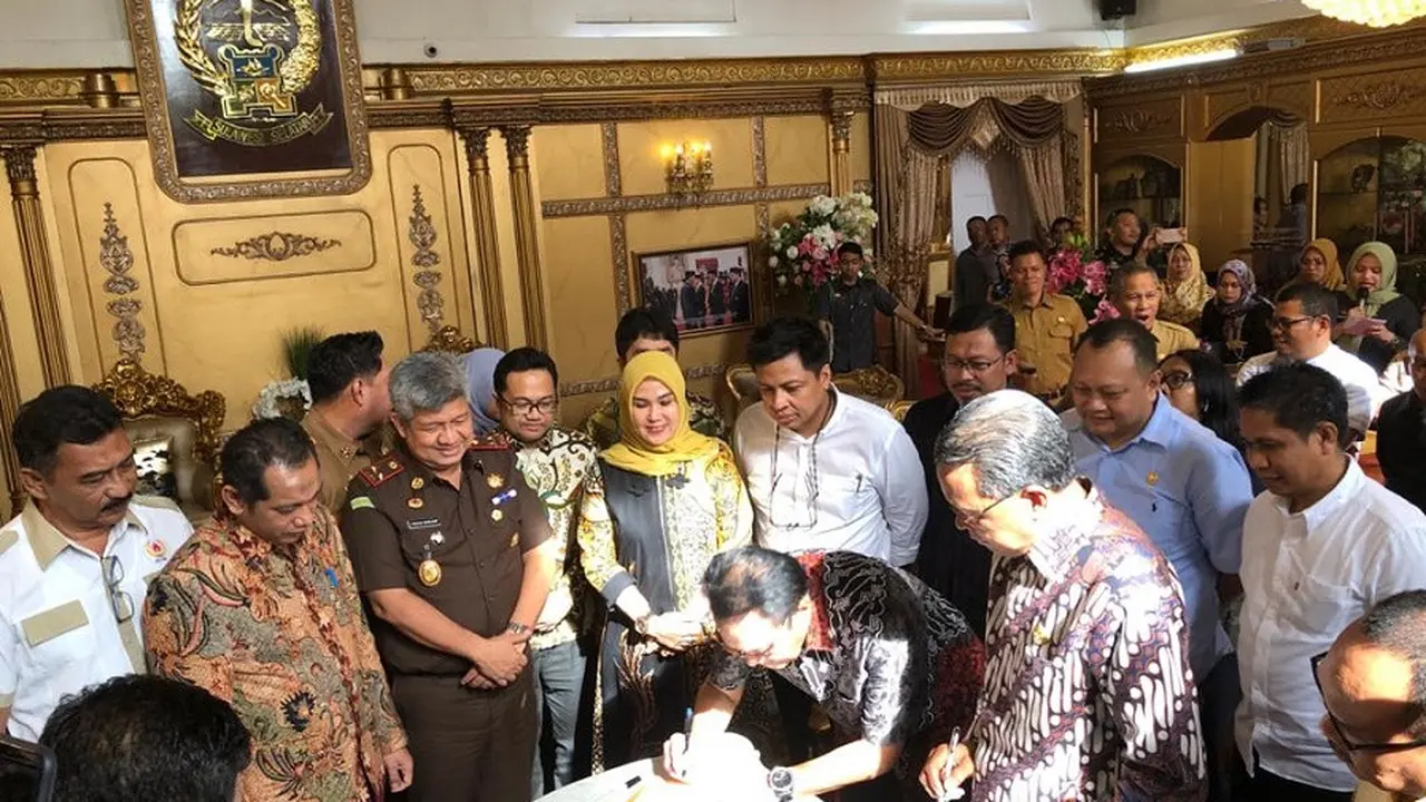 Pihak YOSS serahkan Stadion Mattoangin ke Pemprov Sulsel (Liputan6.com/ Eka Hakim)