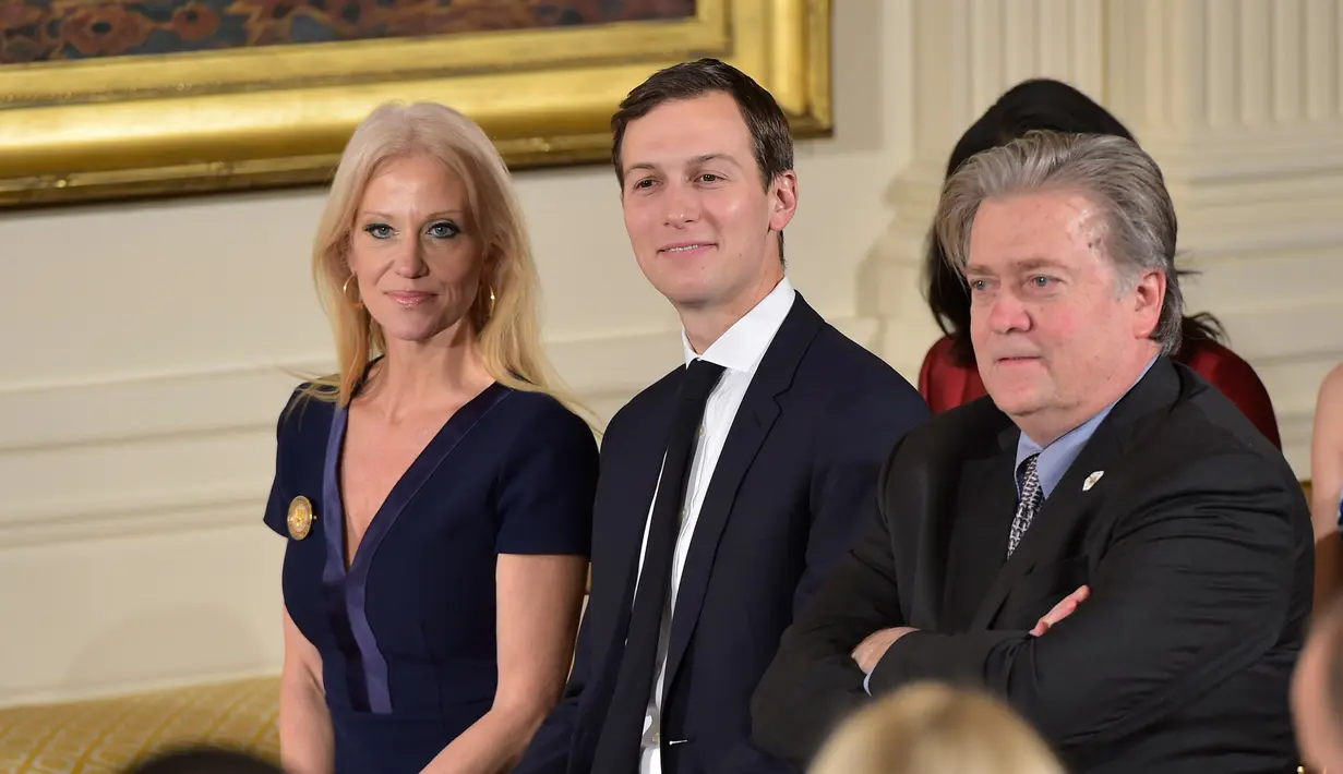 (Ki-ka) Penasihat Presiden, Kelleyanne Conway (kiri) dan Penasihat Senior Presiden yang juga menantu Presiden AS Donald Trump, Jared Kushner dan Stephen Bannon menghadiri acara pelantikan di Gedung Putih, Washington, Minggu (22/1). (AFP PHOTO/Mandel NGAN)