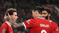 Pemain Liverpool Curtis Jones (kiri) merayakan bersama rekan setimnya Darwin Nunez (tengah) setelah mencetak gol ke gawang West Ham United pada pertandingan sepak bola perempat final Piala Liga Inggris atau Carabao Cup 2023/2024 di Anfield, Liverpool, Inggris, Rabu (20/12/2023). (Oli SCARFF/AFP)