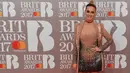 Penyanyi AS, Katy Perry berpose untuk fotografer setibanya di karpet merah ajang penghargaan Brit Awards 2017 di The O2 Arena, London, Rabu (22/2). Aksen rumbai-rumbai di bagian bawah pun menambah kesan seksi pada tampilan Katy Perry. (NIKLAS HALLE'N/AFP)