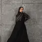 Effortlessly chic, padukan gamis polos berpotongan A-line dengan sedikit motif di bagian lengan dan hijab segi empat bermotif senada seperti look Shireen Sungkar ini. (Instagram/zaskiasungkar15).