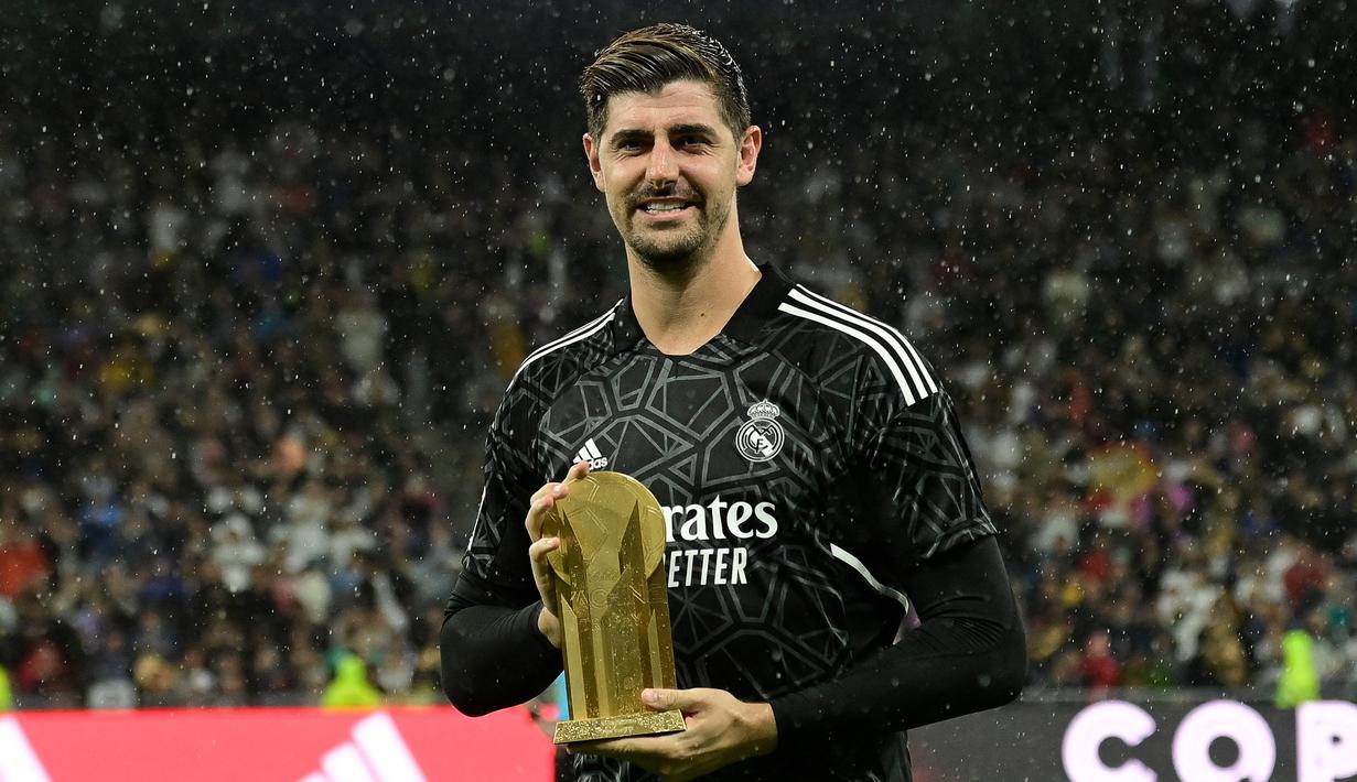 Thibaut Courtois. Kiper berusia 30 tahun ini kini tengah menjalani musim ke-5 bersama Real Madrid di La Liga. Kiper yang baru saja dianugerahi penghargaan Yaashin Trohy ini tentu saja menjadi kiper terbaik Belgia saat ini dan menjadi salah satu kiper terbaik di dunia. Berkat ketangguhannya di bawah mistar, Real Madrid mampu merebut dua gelar bergengsi pada musim 2021/2022 lalu, juara La Liga dan Liga Champions. Musim 2022/2023 ini ia telah tampil dalam 13 laga di semua ajang dengan torehan 3 kali clean sheet dan kebobolan 12 gol. Sementara bersama Timnas Belgia ia tleah mencatatkan 96 caps di tim senior sejak melakukan debut pada 15 November 2011. (AFP/Javier Soriano)