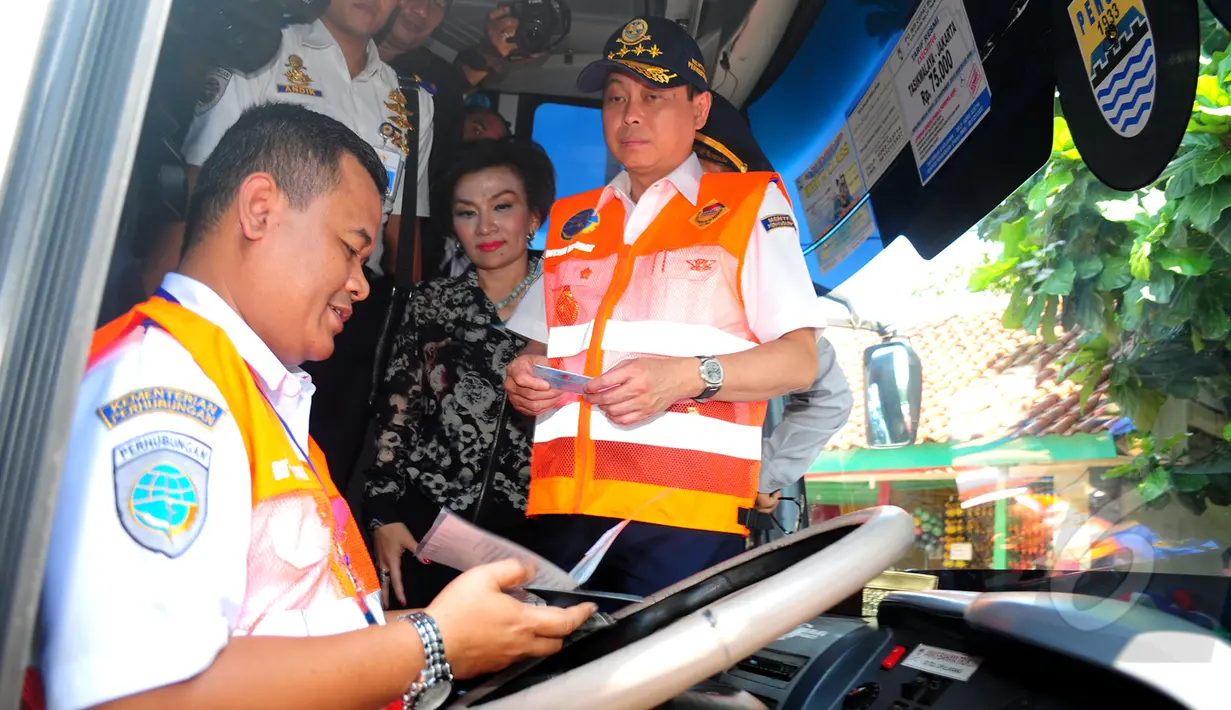 Menteri Perhubungan Ignasius Jonan berada di dalam bus saat inspeksi di Terminal Kampung Rambutan, Jakarta, Senin (23/3/2015). Jonan melakukan uji kelayakan terhadap bus Antar Kota Antar Provinsi (AKAP). (Liputan6.com/Yoppy Renato)