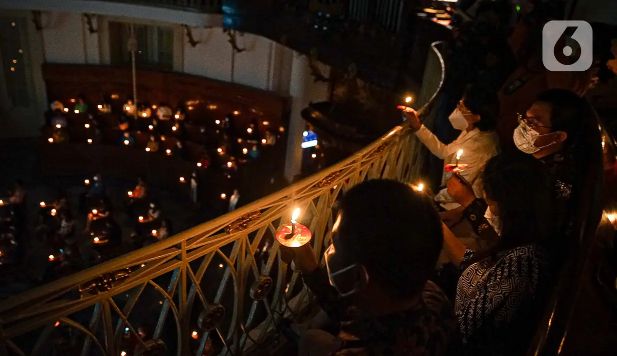 Jemaat melaksanakan ibadah malam Natal di Gereja Immanuel, Jakarta, Jumat (24/12/2021). Perayaan ibadah malam Natal mengingatkan umat untuk saling mengasihi dengan segenap hati dalam kasih persaudaraan yang tulus dan ikhlas melalui tindakan belarasa. (Liputan6.com/Faizal Fanani)