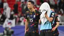 Reaksi kecewa sejumlah pemain Korea Selatan setelah kalah dari Yordania pada laga semifinal Piala Asia 2023 di Ahmad Bin Ali Stadium, Doha, Qatar, Selasa (06/02/2024). Korea Selatan kalah dengan skor 0-2. (AFP/Hector Retamal)