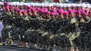 Aksi prajurit saat mengikuti parade upacara peringatan HUT ke-74 TNI di Taxy Way Echo Lanud Halim Perdanakusuma, Jakarta Timur, Sabtu (5/10/2019). Parade diikuti oleh 6.806 prajurit TNI. (Liputan6.com/JohanTallo)