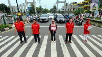 Detik-Detik Proklamasi HUT ke-77 RI, Pengguna Jalan di Bogor Lakukan Penghormatan