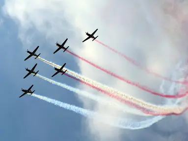 Jupiter Aerobatic Team (JAT) atau The Jupiters Tentara Nasional Indonesia (TNI) Angkatan Udara (AU) saat tampil memeriahkan Hari Ulang Tahun (HUT) ke-80 Kemerdekaan Republik Indonesia, Minggu (17/8/2025). (KapanLagi.com/Budy Santoso)