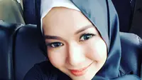 Sejak Berhijab, Dea Mirella Menyanyi sambil Berdakwah