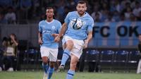 Gelandang Manchester City, Mateo Kovacic mengontrol bola saat menghadapi Yokohama Marinos pada laga uji coba pramusim J-League World Challenge 2023 di National Stadium, Tokyo (23/7/2023). Setelah 4 musim membela Chelsea, Mateo Kovacic akhirnya memilih hengkang ke Manchester City pada awal musim 2023/2024. Ia didatangkan The Citizens dengan mahar 29,1 juta euro dan terikat kontrak selama 4 tahun hingga 30 Juni 2027. (AFP/Toshifumi Kitamura)