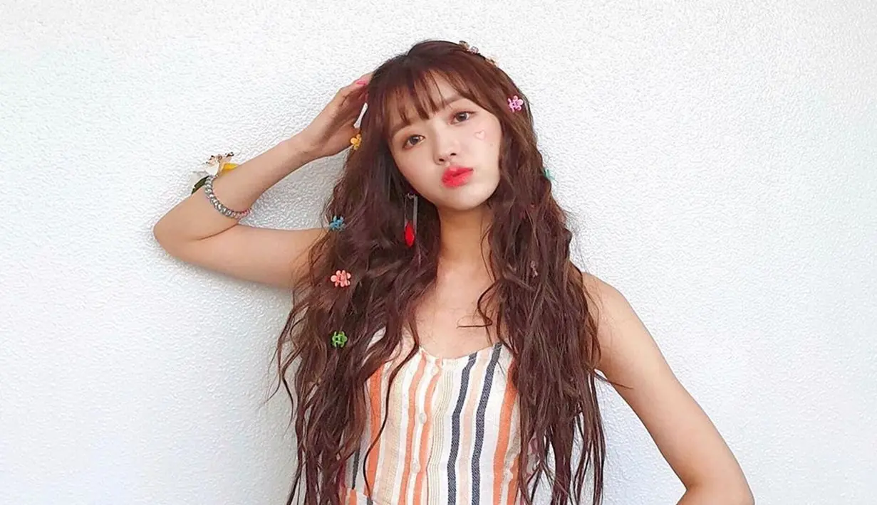 YooA Oh My Girl terkenal akan wajahnya yang tampak seperti boneka. Idol kelahiran 1996 ini pernah berpartisipasi dalam program 'Hit The Stage' dan berhasil menampilkan kemampuan dance-nya yang memukau. (Liputan6.com/IG/@wm_ohmygirl)