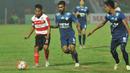 Pemain Madura United, Bayu Gatra (kiri) mencoba melewati hadangan pemain Arema Cronus  pada laga Torabika Soccer Champions 2016 di Stadion Gelora Bangkalan, Jumat (6/5/2016) WIB. (Bola.com/Fahrizal Arnas)