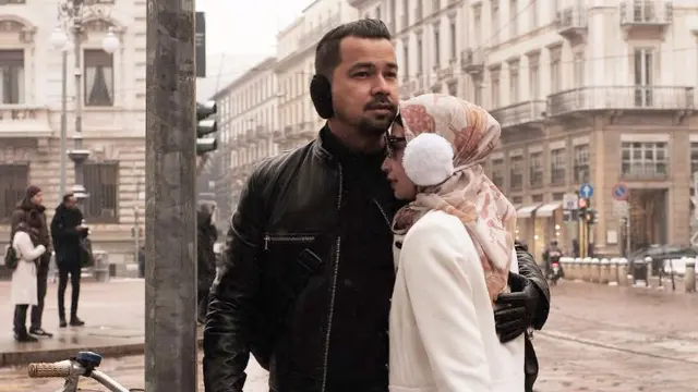 [Bintang] 11 Tahun Menikah, Ini 8 Foto Romantis Sultan Djorghi dan Annisa Trihapsari