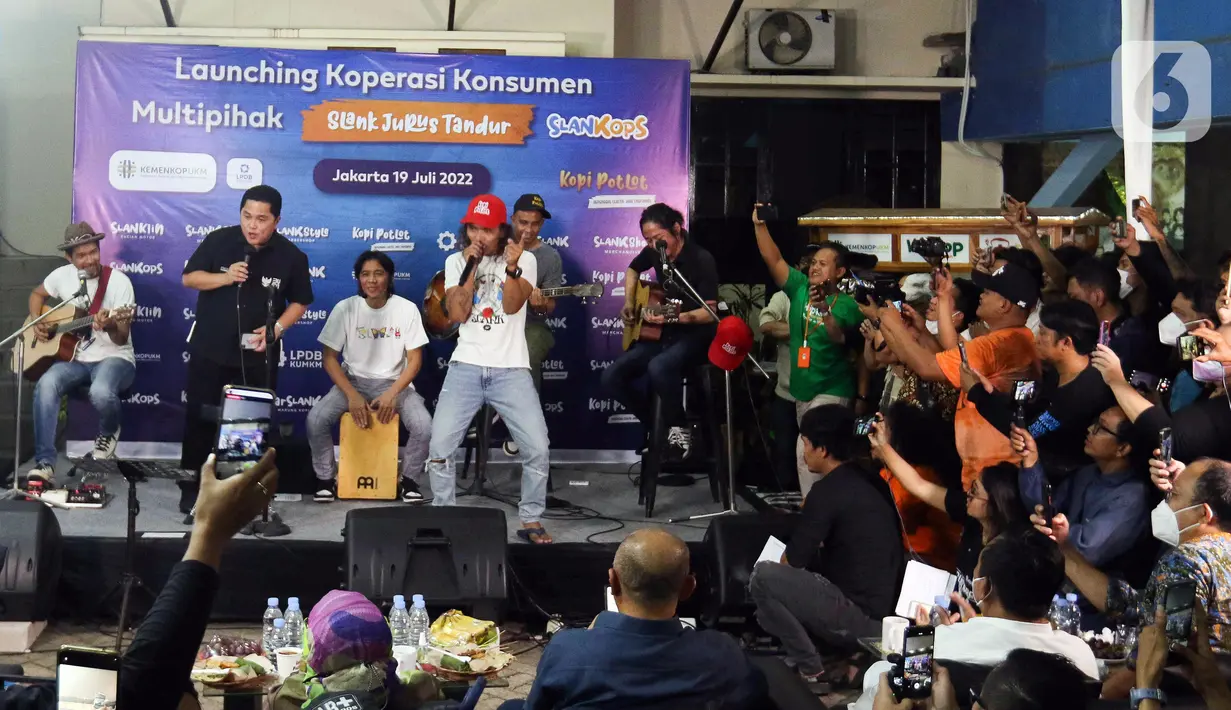Grup band Slank bernyanyi bersama Menteri BUMN Erick Thohir (kedua kiri) usai peluncuran Slankops di Basecamp Slank, Jakarta, Selasa (19/7/2022). Slank bersama Menteri BUMN Erick Thohir dan Menteri Koperasi dan UKM Teten Masduki bernyanyi bersama membawakan lagu 'Ku Tak Bisa' dan 'Balikin'. (Liputan6.com/Herman Zakharia)