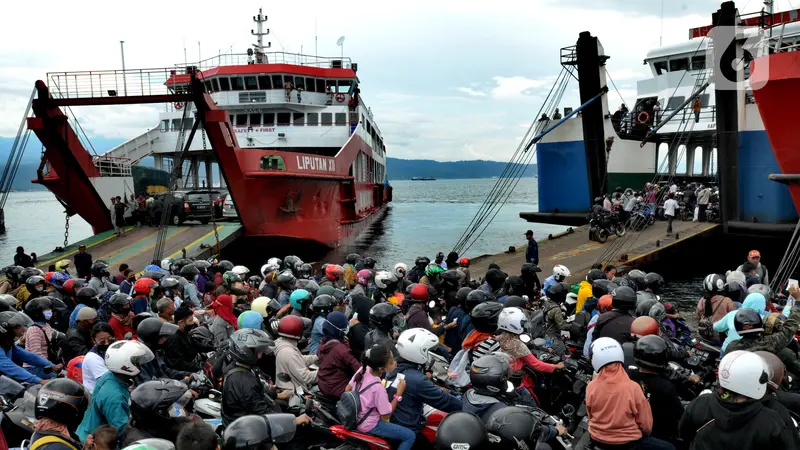 Ribuan Pemudik Motor Meninggalkan Pulau Bali