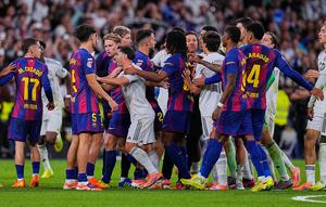 Pemain Real Madrid dan Barcelona bersitegang dalam laga La Liga 2025/2026 di Santiago Bernabeu, 26 Oktober 2025. (AP Photo/Manu Fernandez)