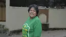 Suti Karno tersenyum lebar saat menghadiri buka bersama pemeran Si Doel The Movie 2. Suti Karno terlihat sangat trendi mengenakan kaos berwarna hijau dengan gaya tangan dimasukan sakunya. Suti Karno terlihat antusias mengiuti acara bukber di rumah Rano Karno (KapanLagi.com/Muhammad Akrom Sukarya)