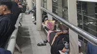 Salah satu sudut di ruang tunggu Stasiun Cikarang yang dipenuhi calon penumpan yang menginap menunggu kereta pertama datang. (Liputan6/Rifqy Alief)
