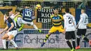 Bek Inter Milan, Danilo D'Ambrosio, melepaskan tandukan kepala ke gawang Parma pada laga Serie A di Stadion Ennio-Tardini, Sabtu (9/2). Inter Milan menang 1-0 atas Parma. (AFP/Miguel Medina)