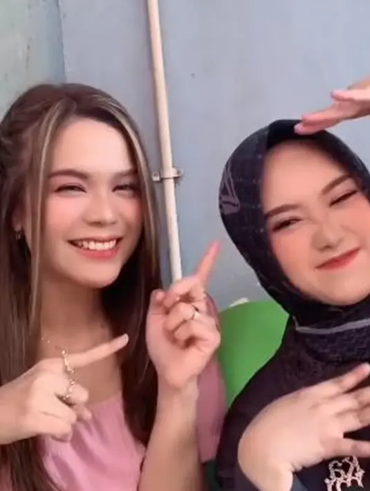 Nostalgia masa lalu, Sinta dan Jojo pun membuat video di mana keduanya berjoget dengan diiringi lagu Keong Racun. Penampilan keduanya pun menuai pujian karena masih terlihat awet muda setelah 23 tahun berlalu sejak video mereka viral. Bahkan, mereka tampak semakin memesona dengan gayanya masing-masing. (Liputan6.com/IG/@sisisinta)