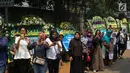 Warga memadati jalan di sekitar rumah duka Presiden ke-3 RI BJ Habibie di kawasan Kuningan, Jakarta, Kamis (12/9/2019). Meninggalnya BJ Habibie menarik simpatik masyarakat untuk datang mengantarkan kepergiaannya yang dimakamkan secara militer di TMP Kalibata, Jakarta Selatan. (Liputan6.com/Immanuel