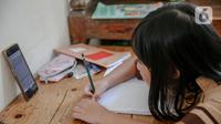 Seorang siswi memperhatikan ponsel saat belajar secara daring di Jakarta, Rabu (4/11/2020). Federasi Serikat Guru Indonesia merekomendasikan sejumlah usulan kepada Kementerian Pendidikan dan Kebudayaan untuk mengubah sistem Pembelajaran Jarak Jauh. (Liputan6.com/Faizal Fanani)
