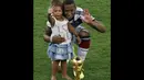 Jerome Boateng berpose bersama putrinya usai meraih gelar juara Piala Dunia 2014, Brasil, (14/7/2014). (REUTERS/Paulo Whitaker)