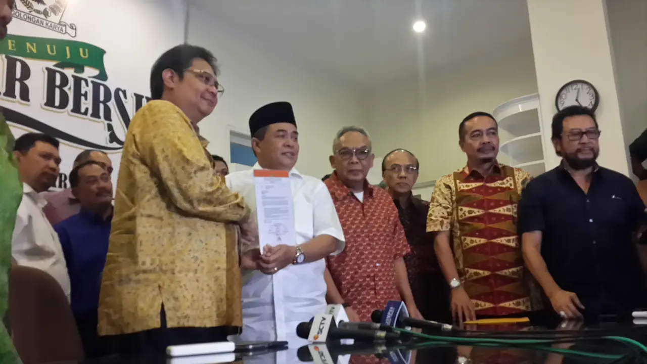 Ketua Umum Sentral Organisasi Karyawan Swadiri Indonesia (SOKSI) Ade Komaruddin dukung Airlangga Hartarto sebagai calon Ketua Umum Golkar (Liputan6.com/Putu Merta Surya)
