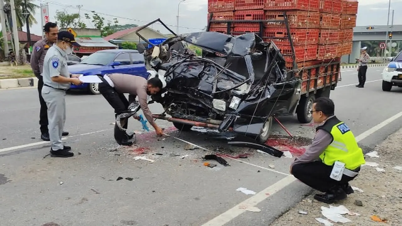 Petugas melakukan olah tempat kejadian perkara di lokasi kecelakaan maut di Kabupaten Kampar.