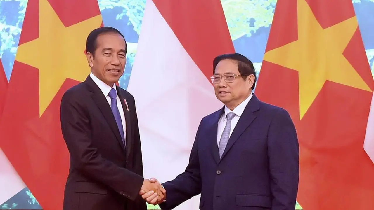 Presiden Joko Widodo atau Jokowi saat bertemu Perdana Menteri (PM) Vietnam Pham Minh Chinh di Government Office, Hanoi, Vietnam, Jumat (12/1/2024).