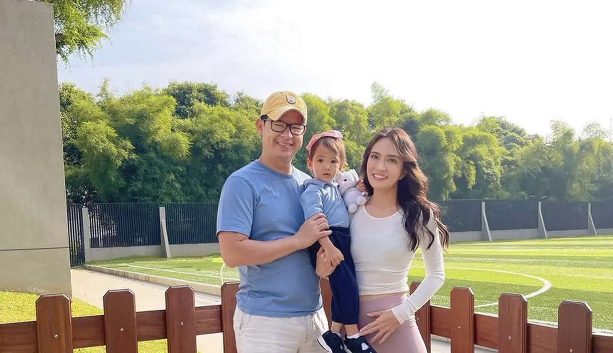 Shandy juga tampil dengan mengenakan baju olahraganya dari atasan putih panjang dan legging. Ia pun tampak menggunakan sandal jepit.(@shandyaulia)