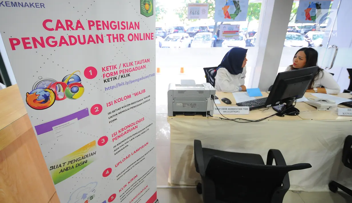 Petugas berjaga di posko pengaduan tunjangan hari raya (THR) di Kementerian Ketenagakerjaan, Jakarta, Senin (20/5/2019). Posko tersebut untuk mempermudah para pekerja menyampaikan keluhannya, terkait penerimaan hak mendapatkan THR dari perusahaan. (Liputan6.com/Angga Yuniar)