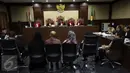 Saksi mendengarkan pertanyaan JPU pada sidang dugaan suap Raperda Teluk Reklamasi dengan terdakwa M Sanusi, di Pengadilan Tipikor, Jakarta, Senin (3/10). JPU KPK menghadirkan sejumlah saksi, diantaranya istri Sanusi, Evelien. (Liputan6.com/Helmi Afandi)
