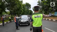 Petugas memberhentikan kendaraan roda empat saat uji coba ganjil-genap di Jalan Margonda Raya, Depok, Jawa Barat, Minggu (5/12/2021). Polres Metro Kota Depok bersama Dishub menyiapkan enam pos pemeriksaan dalam melaksanakan uji coba penerapan ganjil-genap (gage). (Liputan6.com/Herman Zakharia)